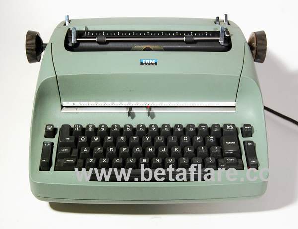 Olivetti Lettera 36型打字机。键盘上第一次引入了1和0两个独立按键。